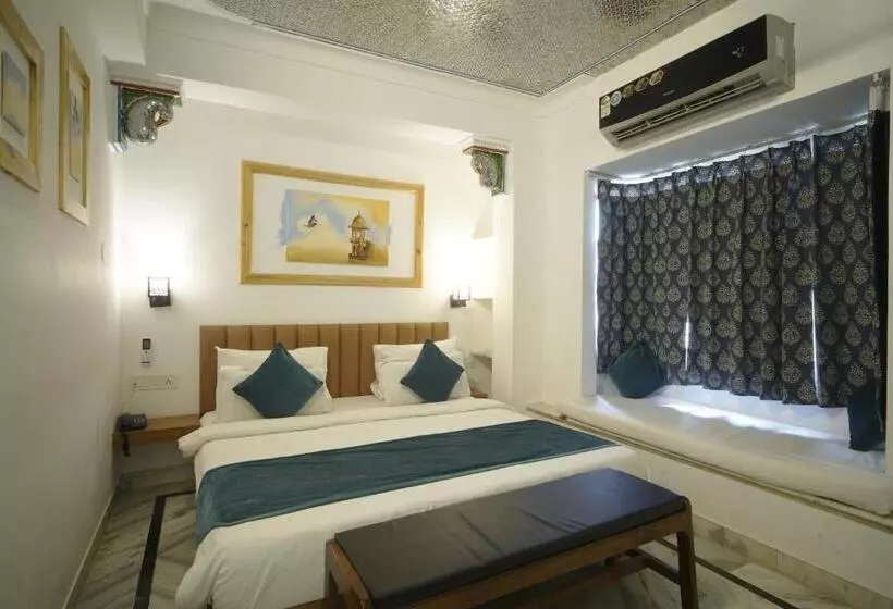 Fotos del hotel Udai Niwas  By The Lake:  2
