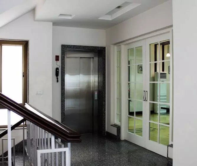 Fotos del hotel Stately Suites Golf Course Road:  3