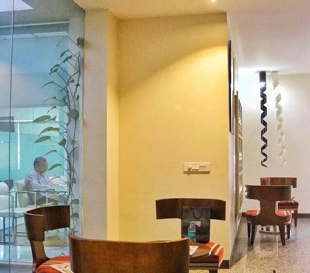 Fotos del hotel Stately Suites Golf Course Road:  2