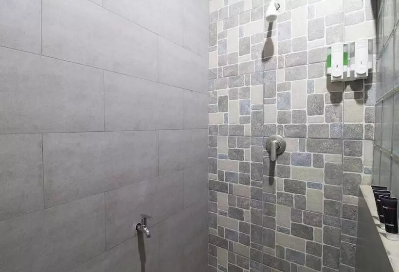 Fotos del hotel Reddoorz Plus Near Rs Hasan Sadikin:  15