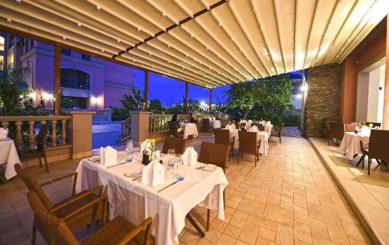 Fotos del hotel Mestil Hotel & Residences:  17