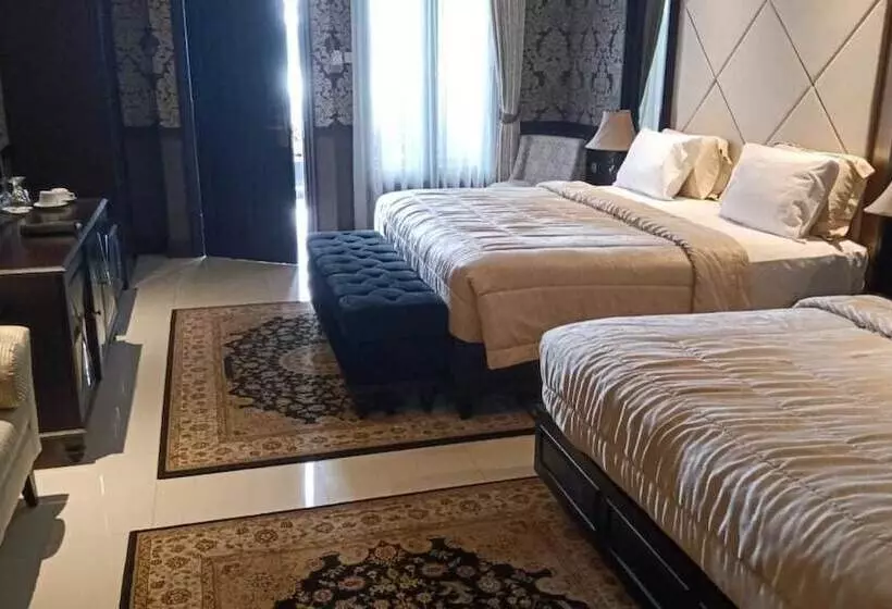 Liz Palace Inn