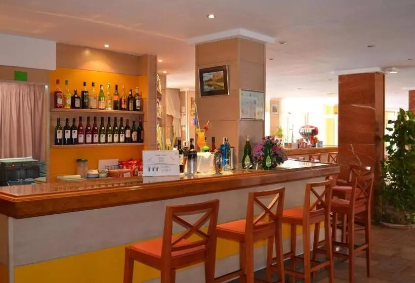 Fotos del hotel Linda:  9