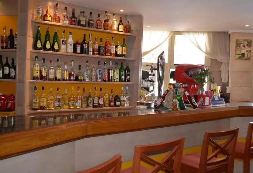 Fotos del hotel Linda:  8