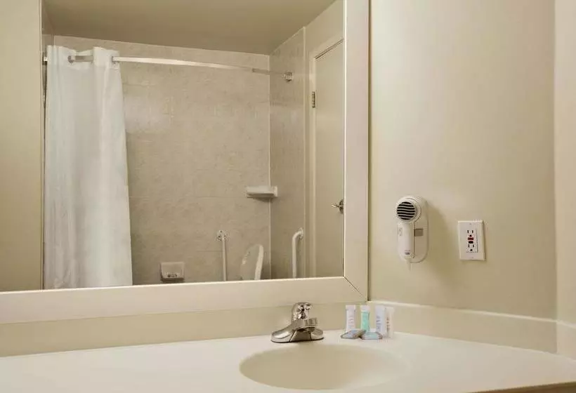 Fotos del hotel Travelodge By Wyndham Ottawa West:  4