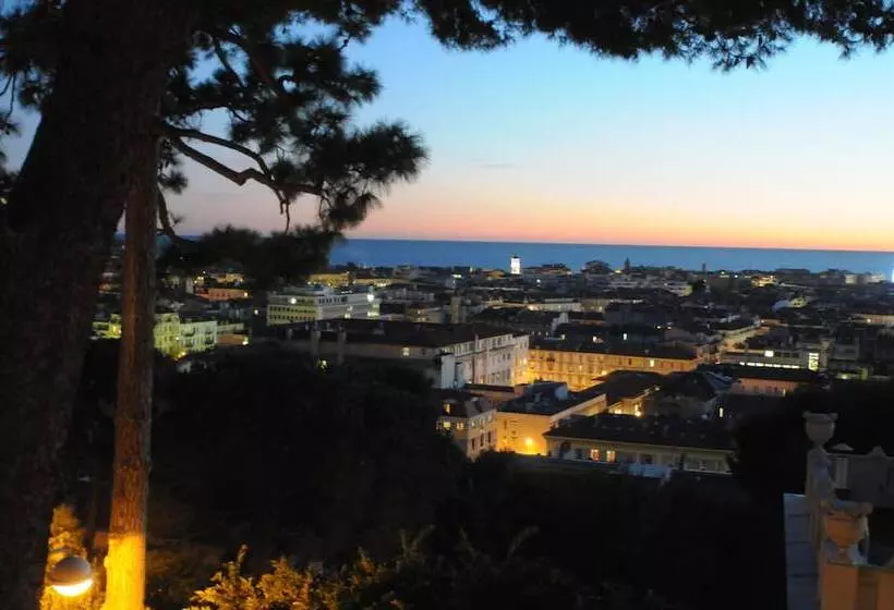 Fotos del hotel Hôtel Du Petit Palais:  17
