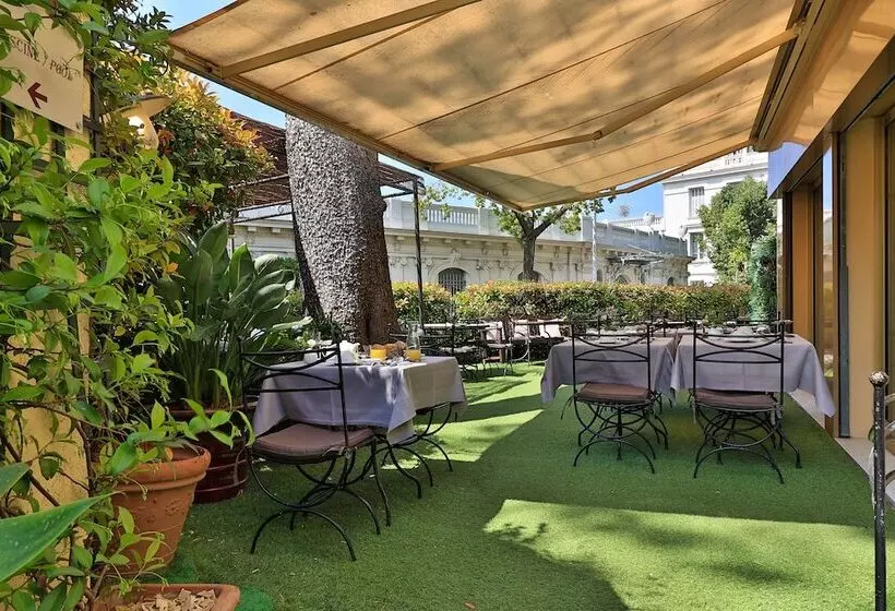 Fotos del hotel Hôtel Du Petit Palais:  11