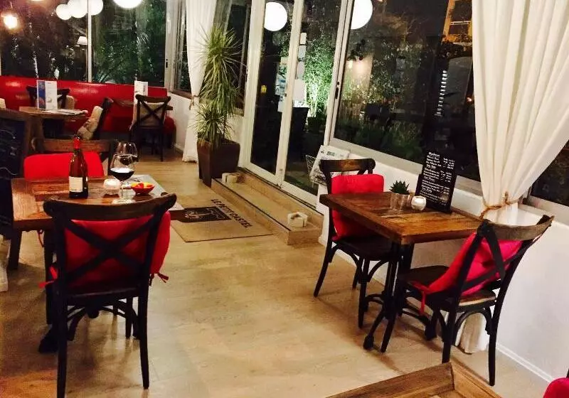 Fotos del hotel Hôtel Le Petit Castel:  16