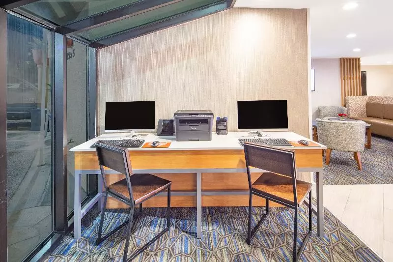 Fotos del hotel Holiday Inn Express  & Suites San Diego Airport  Old Town, An Ihg:  5