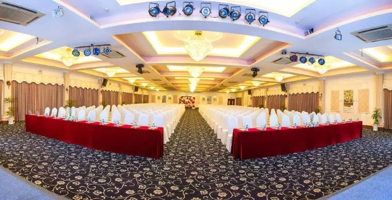 Fotos del hotel First Hotel:  8