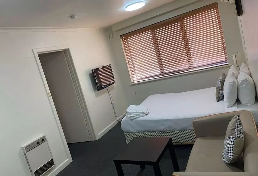 City Edge East Melbourne Apartment