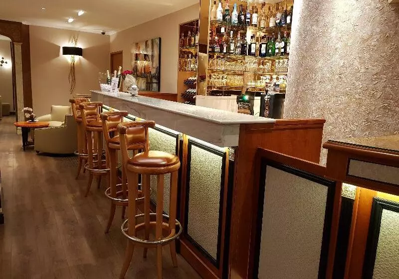 Fotos del hotel Champerret Elysees:  4