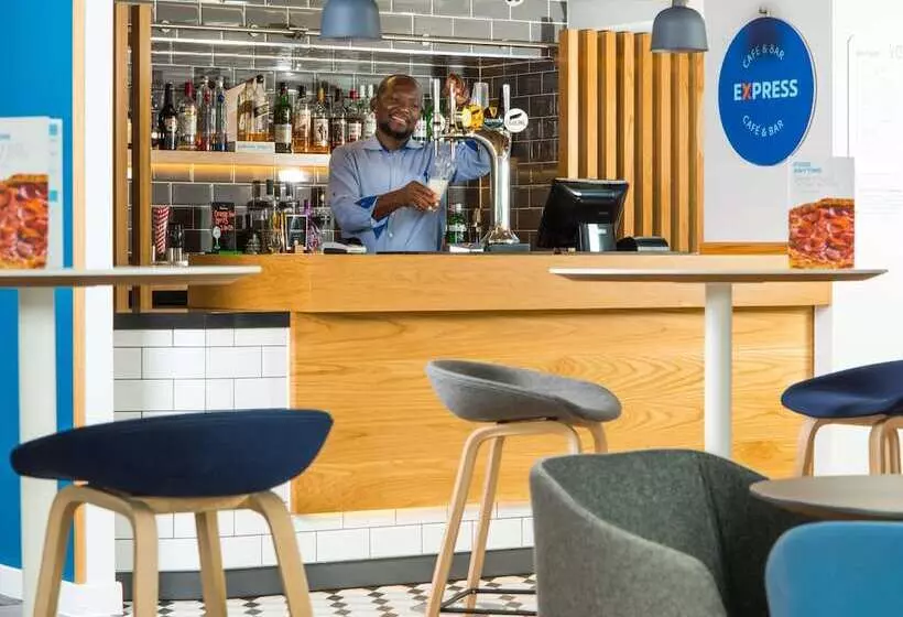 Fotos del hotel Holiday Inn Express Cardiff Bay:  3