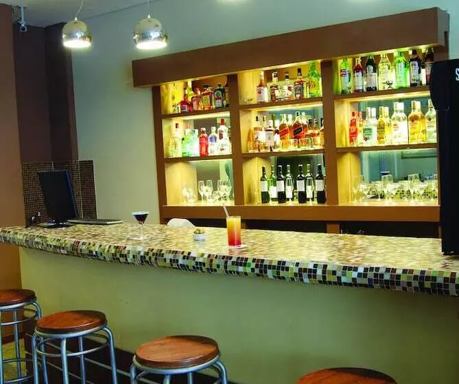 Fotos del hotel Mayflower Suites:  3