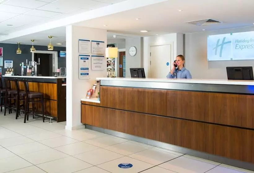 Fotos del hotel Holiday Inn Express London-wimbledon-south, An Ihg:  9