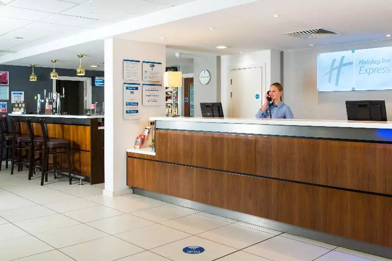 Fotos del hotel Holiday Inn Express London-wimbledon-south, An Ihg:  2