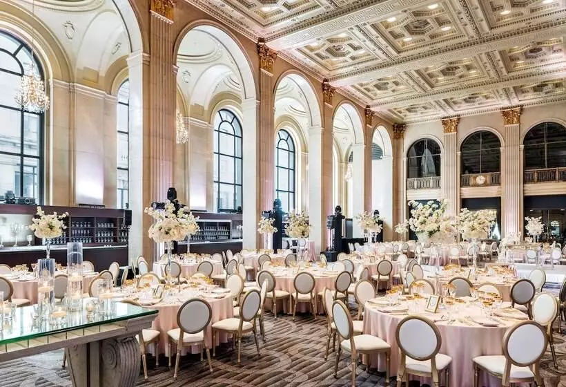 Fotos del hotel One King West Hotel And Residence:  4