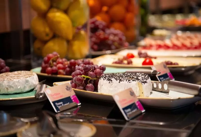 Fotos del hotel Sisuites:  23