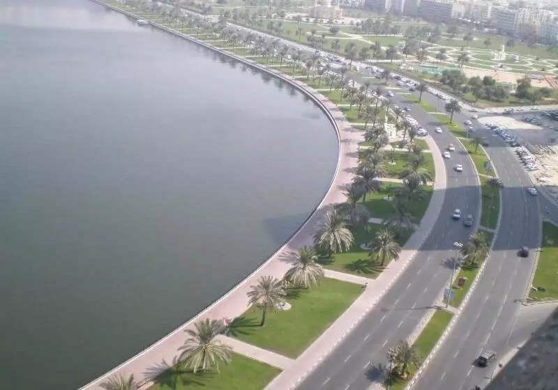 Fotos del hotel Golden Tulip  Apartments:  8