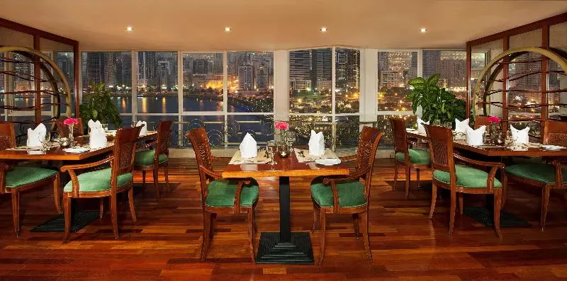 Fotos del hotel Golden Tulip  Apartments:  17