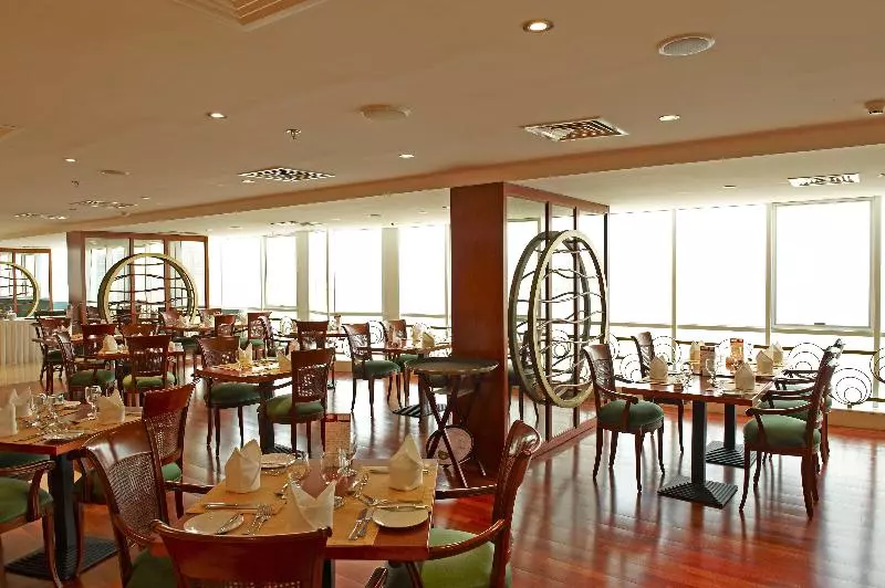 Fotos del hotel Golden Tulip  Apartments:  5