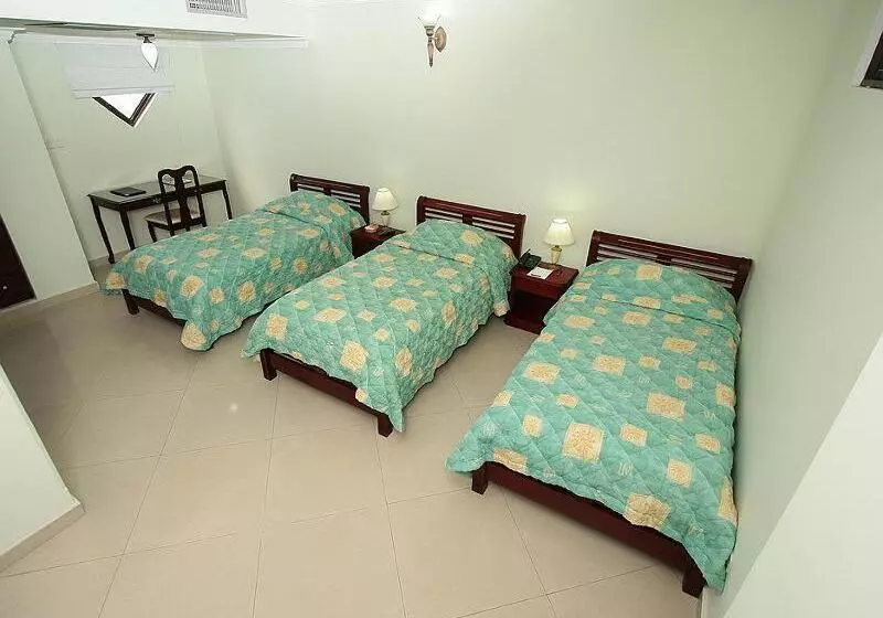 Fotos del hotel Intersuites:  8