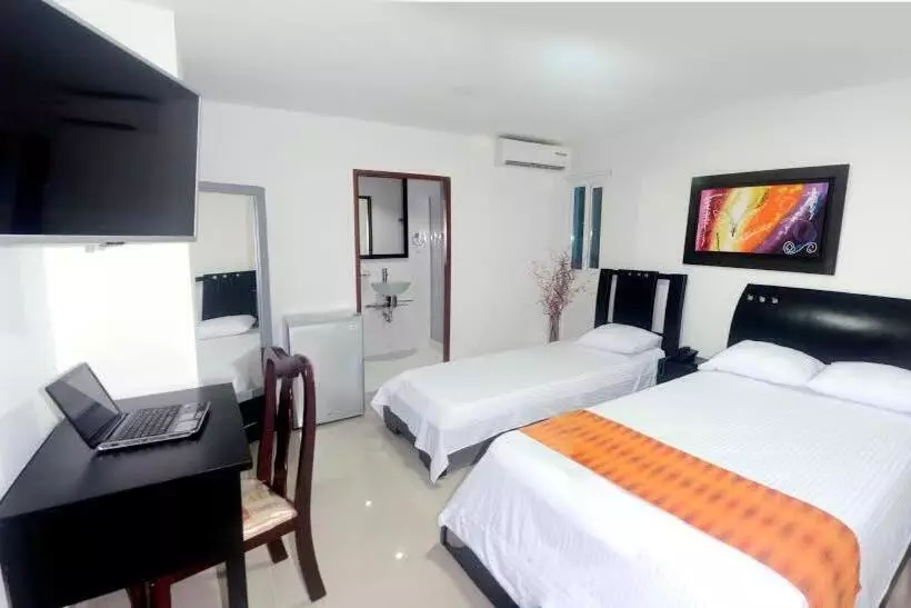 Fotos del hotel Intersuites:  14