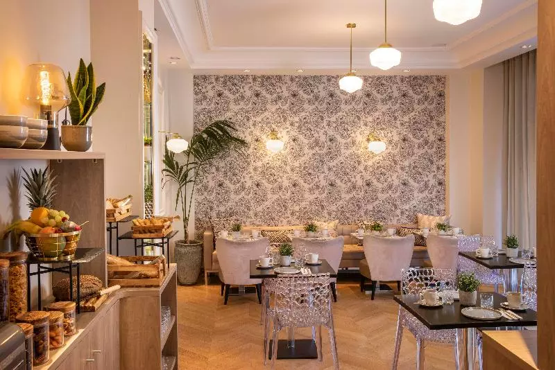 Fotos del hotel First Hotel Paris  Tour Eiffel:  10