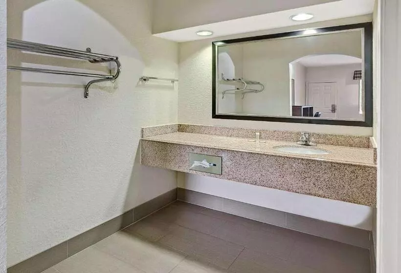 Fotos del hotel Super 8 By Wyndham Houston Hobby Airport South:  15