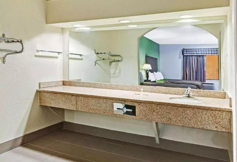 Fotos del hotel Super 8 By Wyndham Houston Hobby Airport South:  17