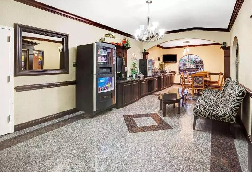 Fotos del hotel Super 8 By Wyndham Houston Hobby Airport South:  7