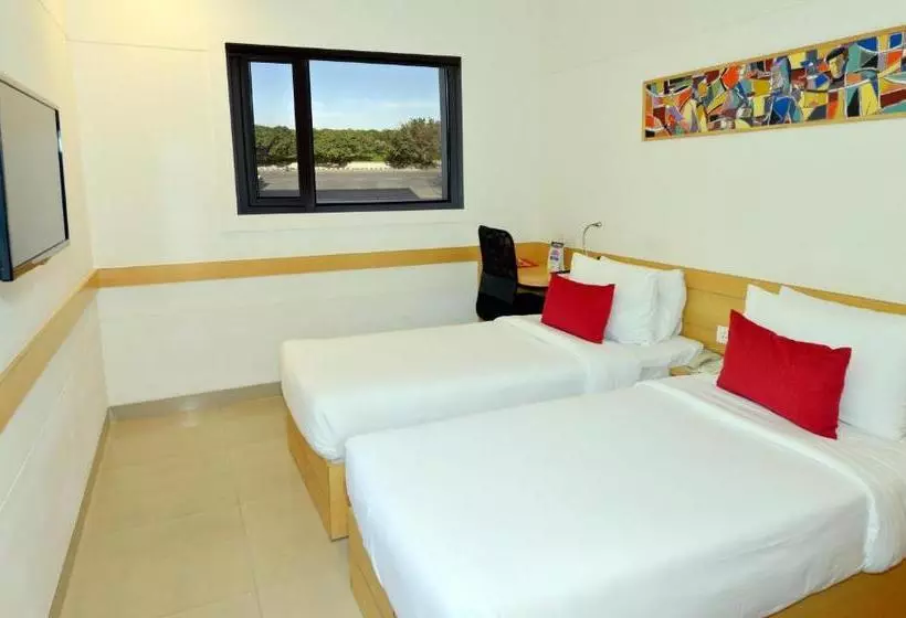 Fotos del hotel Red Fox Hotel, Chandigarh:  11