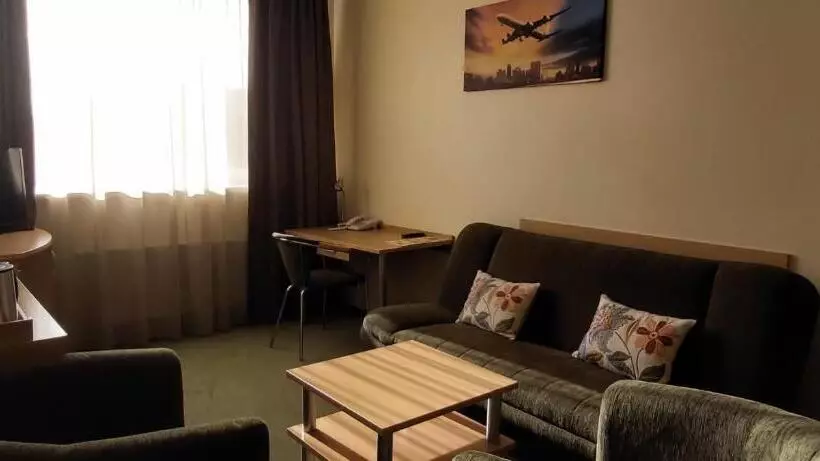 Fotos del hotel Sky High  Airport 200 Meters From The Terminal:  24