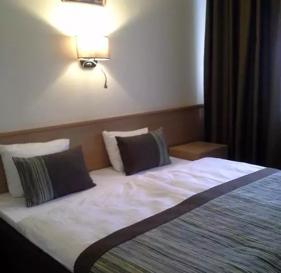 Fotos del hotel Sky High  Airport 200 Meters From The Terminal:  6