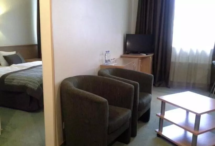 Fotos del hotel Sky High  Airport 200 Meters From The Terminal:  10