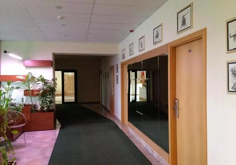 Fotos del hotel Sky High  Airport 200 Meters From The Terminal:  3