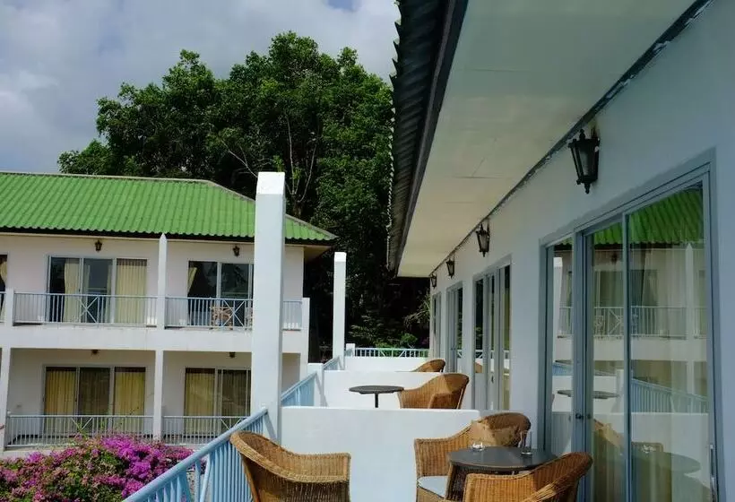 Fotos del hotel Thaniza Beachfront Resort:  2