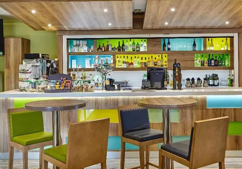 Fotos del hotel Holiday Inn Cardiff  North M4:  5