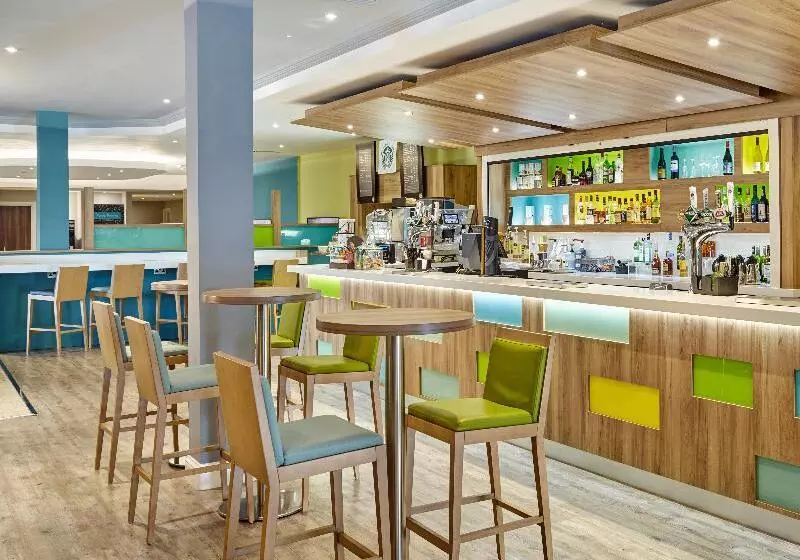 Fotos del hotel Holiday Inn Cardiff  North M4:  16