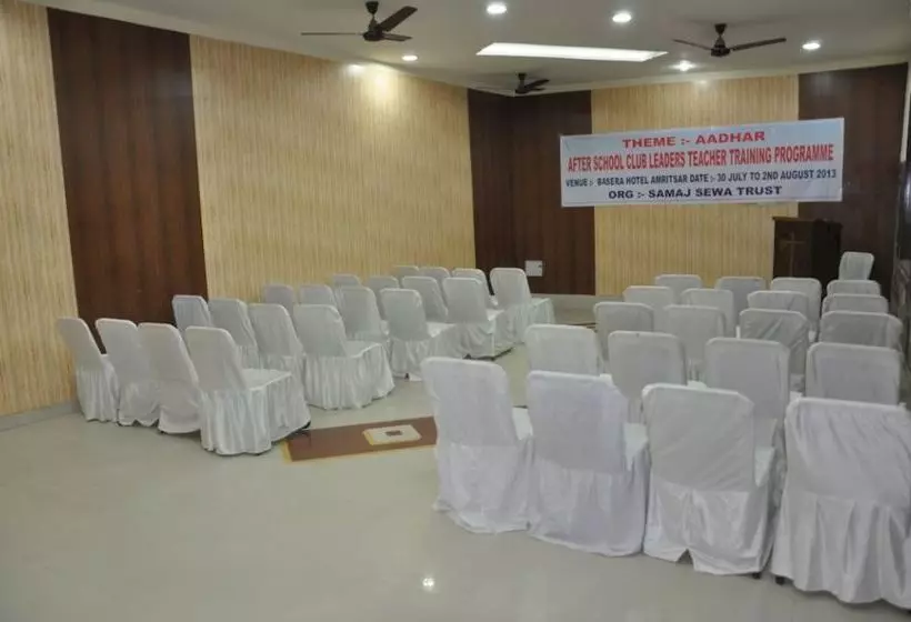 Fotos del hotel Capital O 1044  Vintage Basera:  3