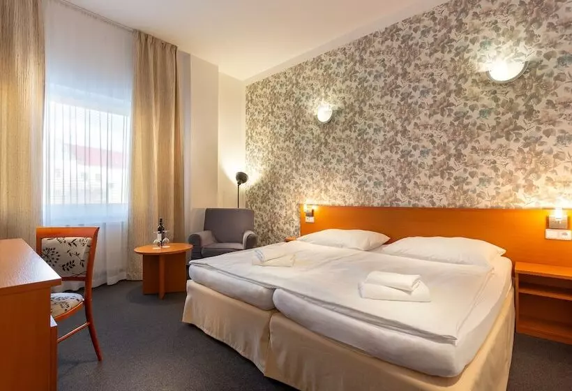 Wine Wellness  Amande Hustope?e