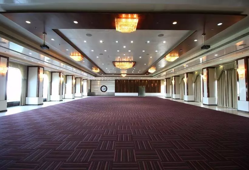 Fotos del hotel Oyo Premium Sola Sg Highway:  2