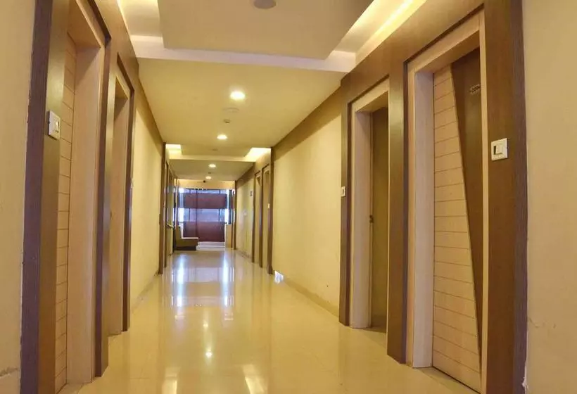 Fotos del hotel Capital O 13414  Swaroop Inn:  2