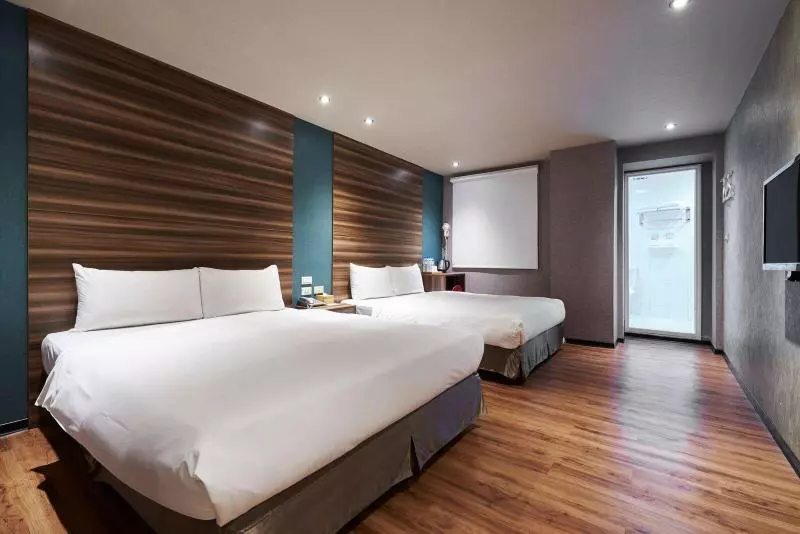 Fotos del hotel Tomorrow:  10