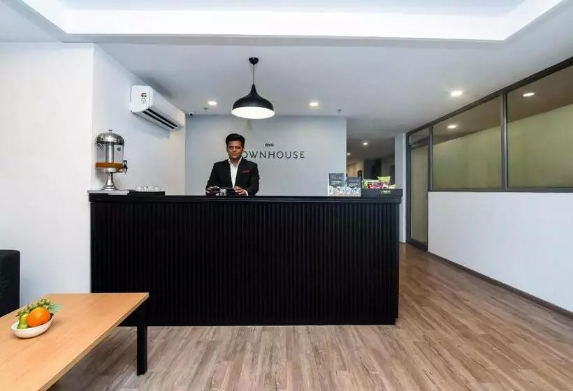 Fotos del hotel Oyo Premium C Scheme Ahinsa Circle:  19