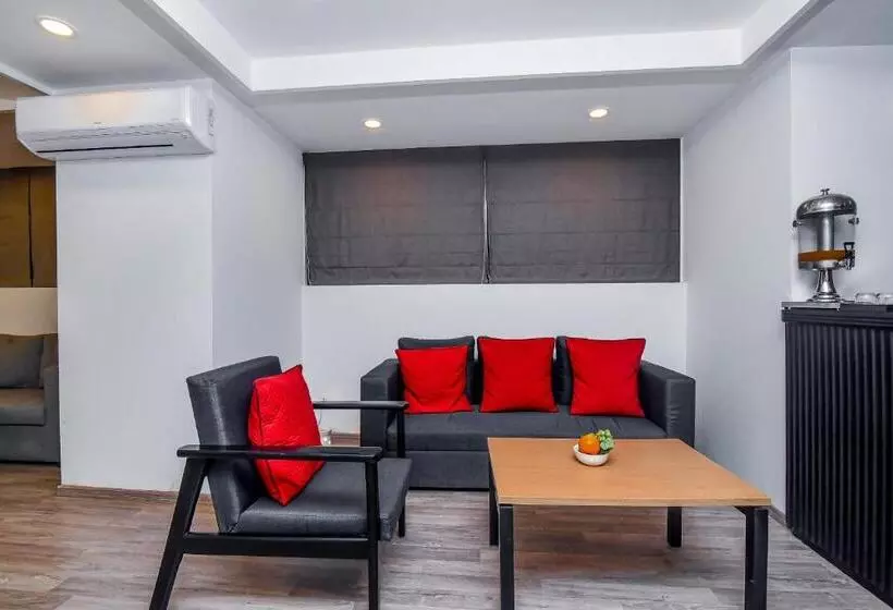 Fotos del hotel Oyo Premium C Scheme Ahinsa Circle:  11