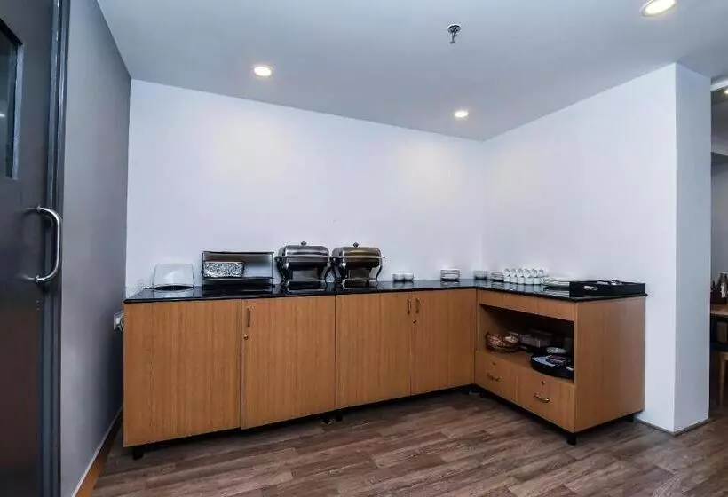 Fotos del hotel Oyo Premium C Scheme Ahinsa Circle:  7