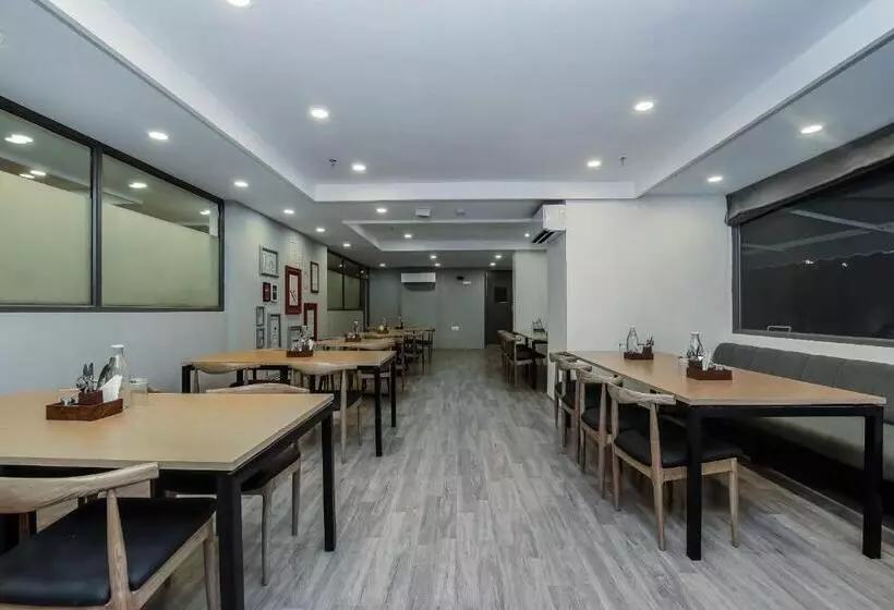 Fotos del hotel Oyo Premium C Scheme Ahinsa Circle:  22