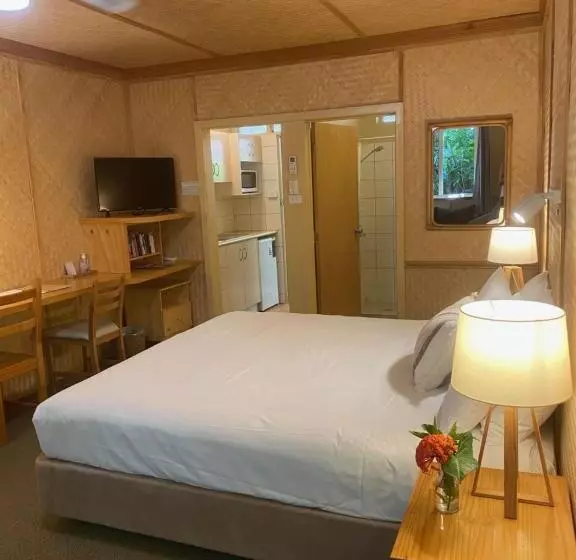 Tallow Beach Motel  Adults Only