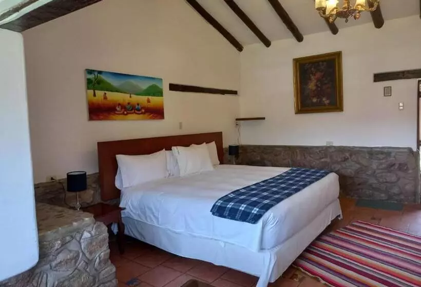 Lizzy Wasi Urubamba